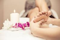 Zoneterapi med tryk på reflekszoner under foden